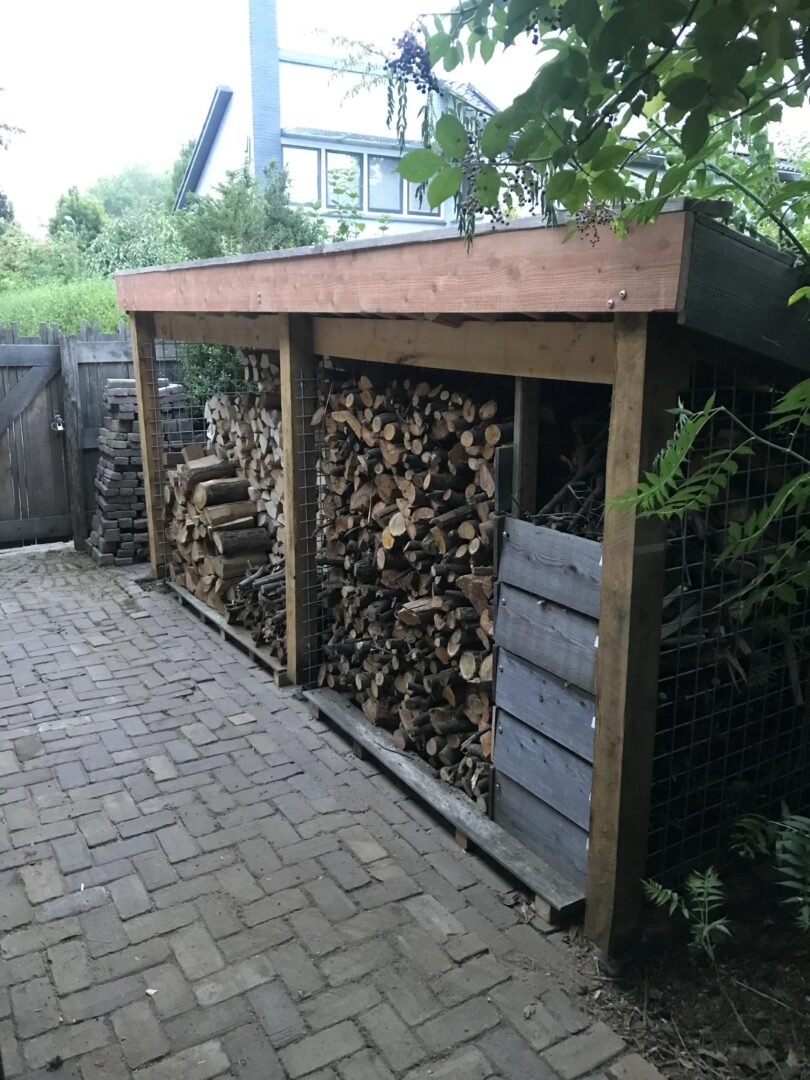 Hok voor houtblokken op schroeffundamenten