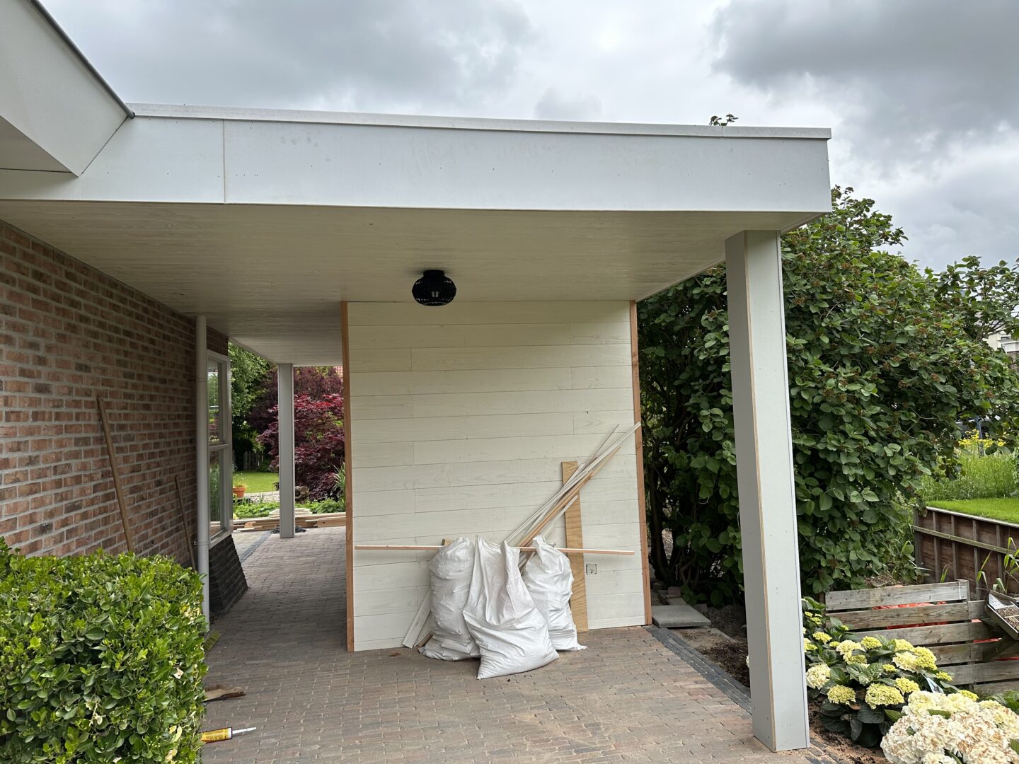 Overkapping tuin op schroeffundamenten